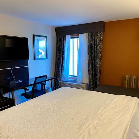 Holiday Inn Express Metropolis By Ihg Exterior foto
