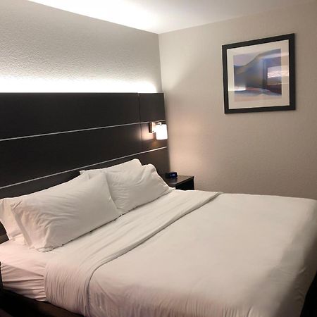 Holiday Inn Express Metropolis By Ihg Exterior foto