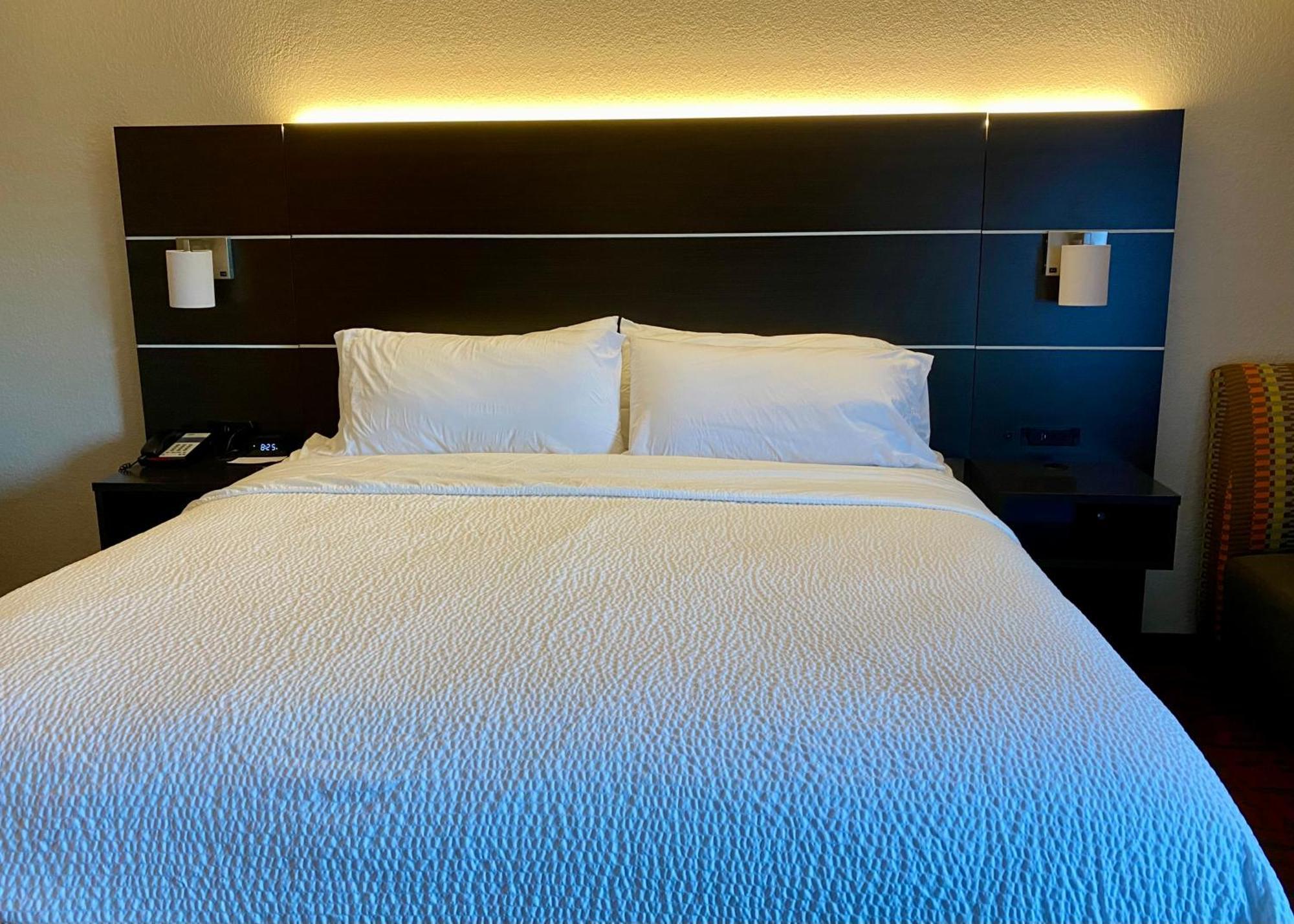 Holiday Inn Express Metropolis By Ihg Exterior foto